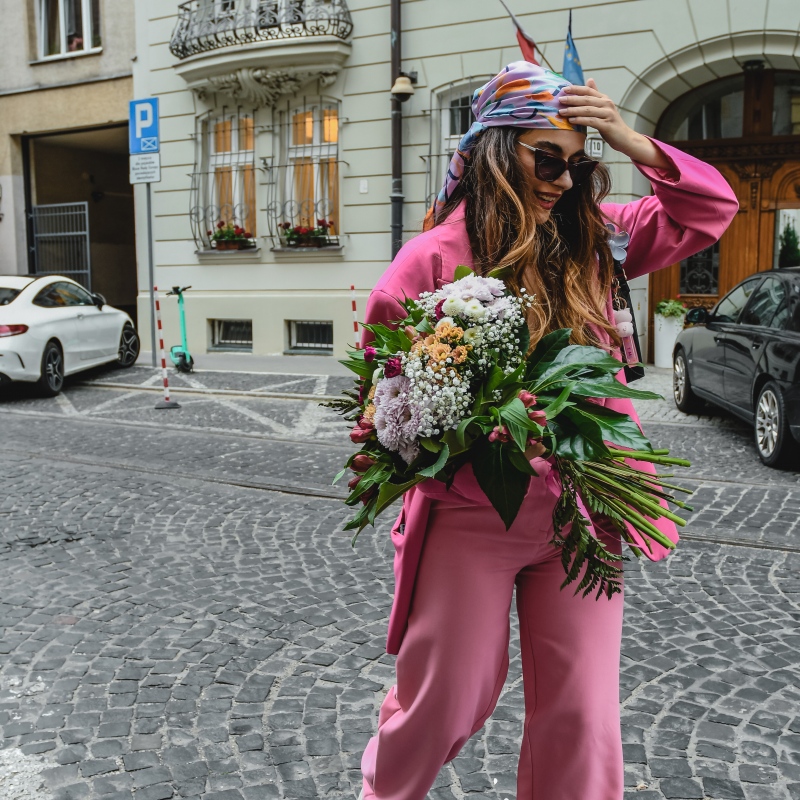 Kompozycja z alstromerii, margeretek wraz z butelką czerwonego wina - Bukiet z winem