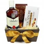Wyjątkowy kosz delikatesowy na każdą okazję - Zestaw prezentowy Classic z whisky